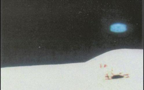 Apolo XV, 1971 - Defecto de la película u objeto volador? Un extraño disco azul es capturado sobre la superficie lunar.