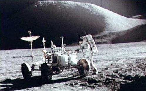 Apolo XV, 1971 El astronauta James Irwin trabaja en el vehículo lunar - pero ¿Qué es el objeto que sobresale detrás de la colina en el fondo?