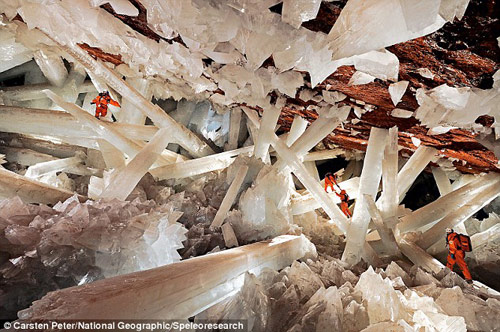Los espeleólogos en la imagen dan escala a la gigantesca cueva de cristales